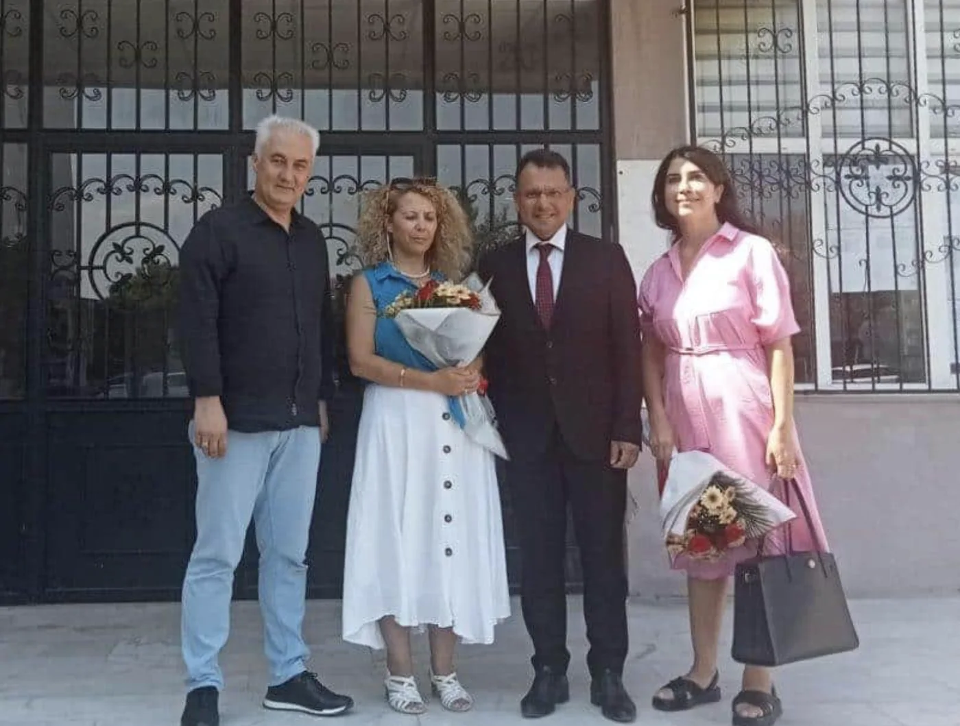 Ferda Eser ve seminer ekibi, Gaziemir'de Çocuklarda Suçu Önleyici Yaklaşımlar semineri sonrasında